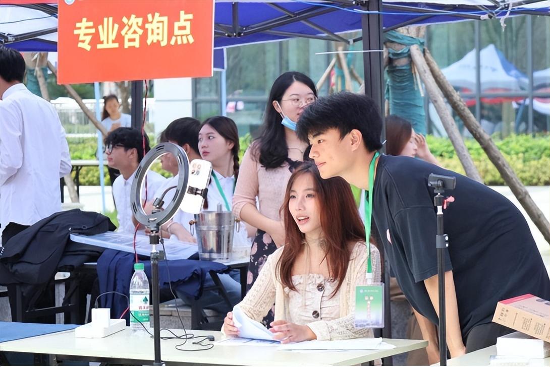 免费观看已满十八岁电视剧两女