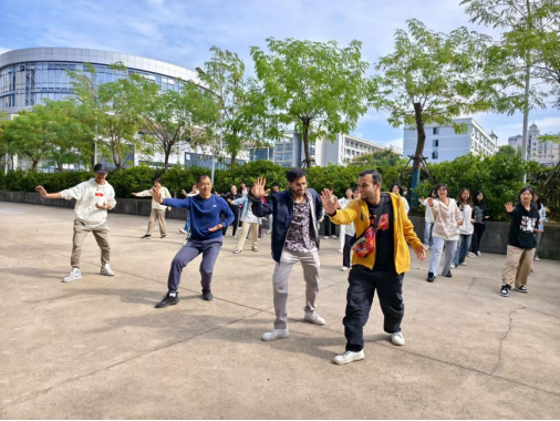 免费观看已满十八岁电视剧两女