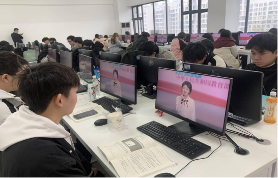 免费观看已满十八岁电视剧两女