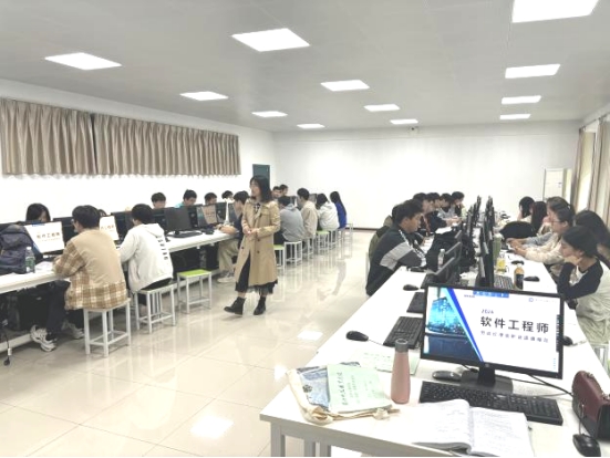 免费观看已满十八岁电视剧两女