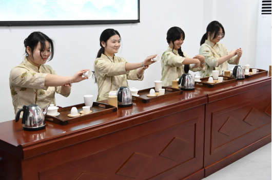 免费观看已满十八岁电视剧两女
