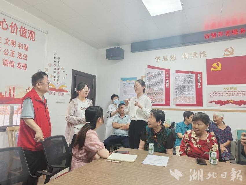 克勤志愿服务队走进磨山社区:织密老年人智慧养老“幸福网”2025.7.24.docx