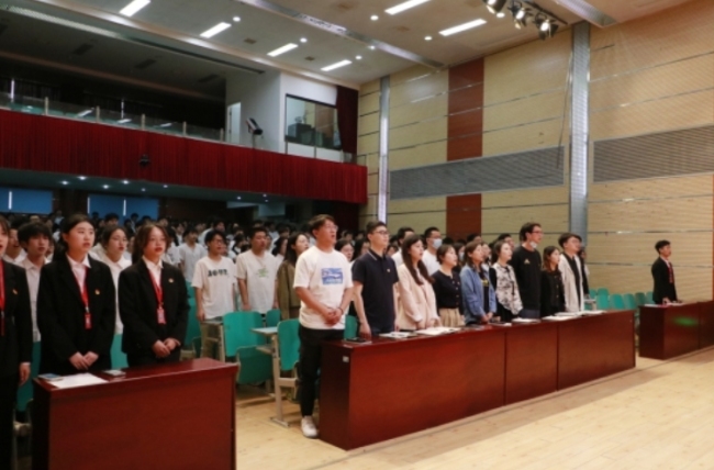 弘扬五四精神!免费观看已满十八岁电视剧两女举行2024年“五四”表彰大会