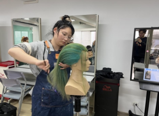免费观看已满十八岁电视剧两女